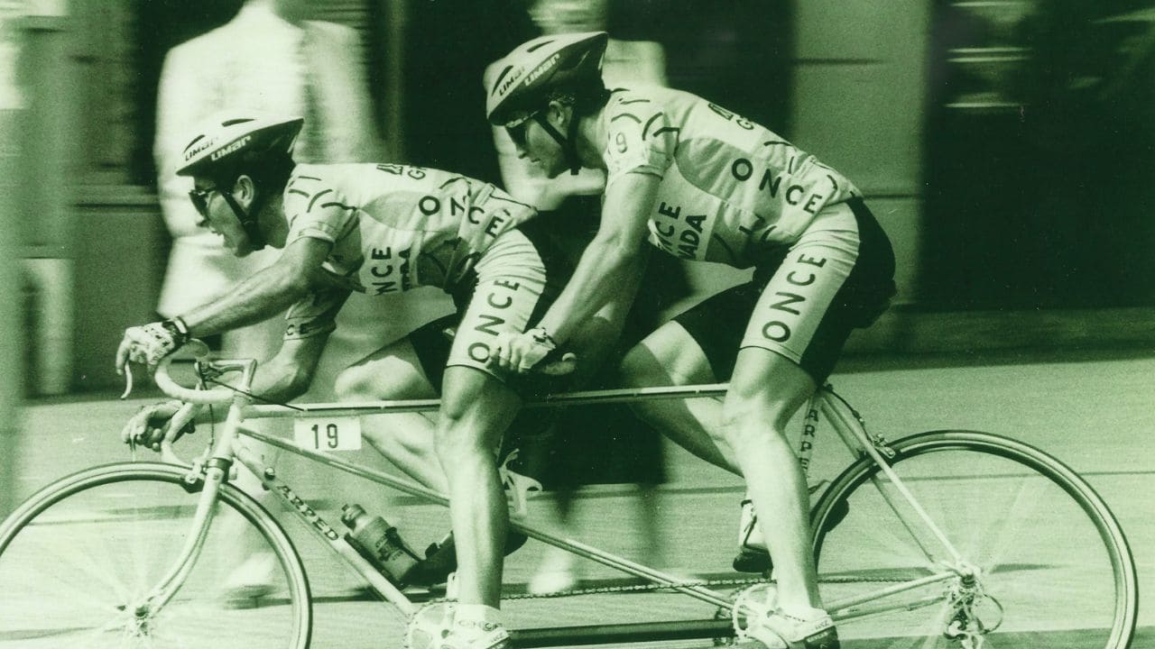 Juan Carlos Molina en una prueba de ciclismo paralímpico en tándem