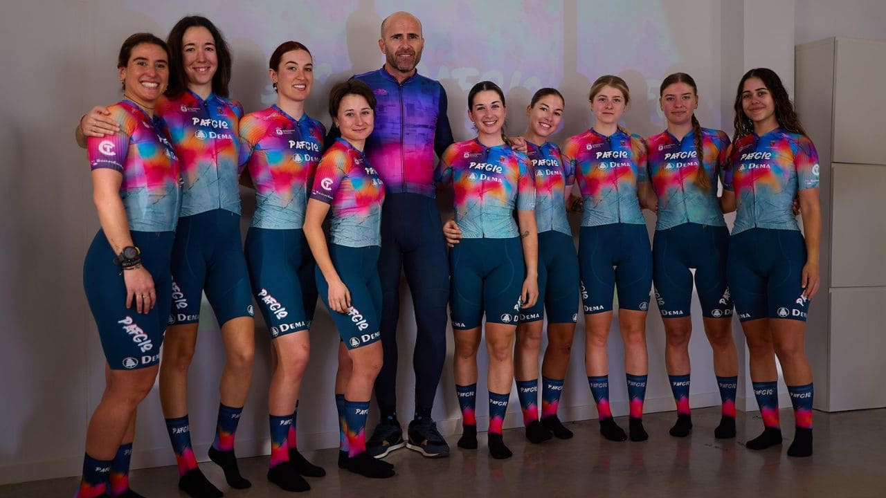Marta Francés, a la izquierda, con el equipo de ciclismo élite Pafgio-Dema Femme