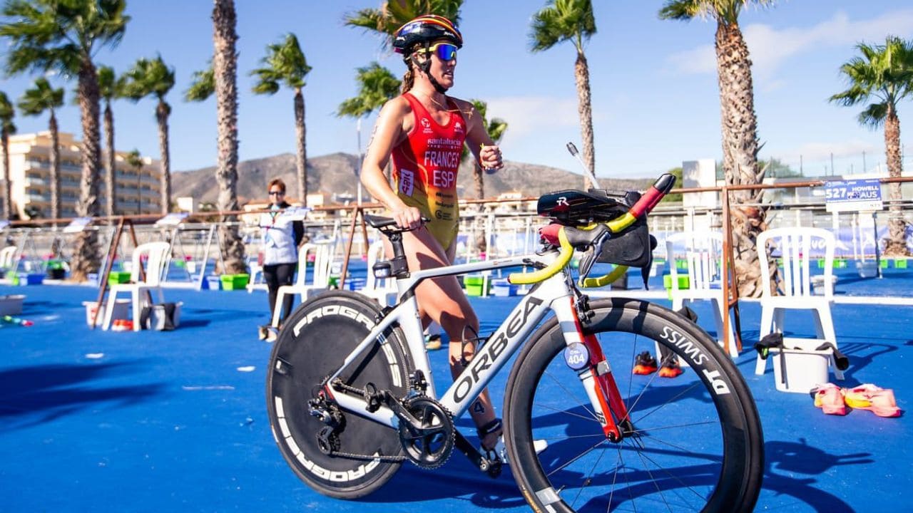 Marta Francés durante una prueba de ciclismo en su etapa como triatleta