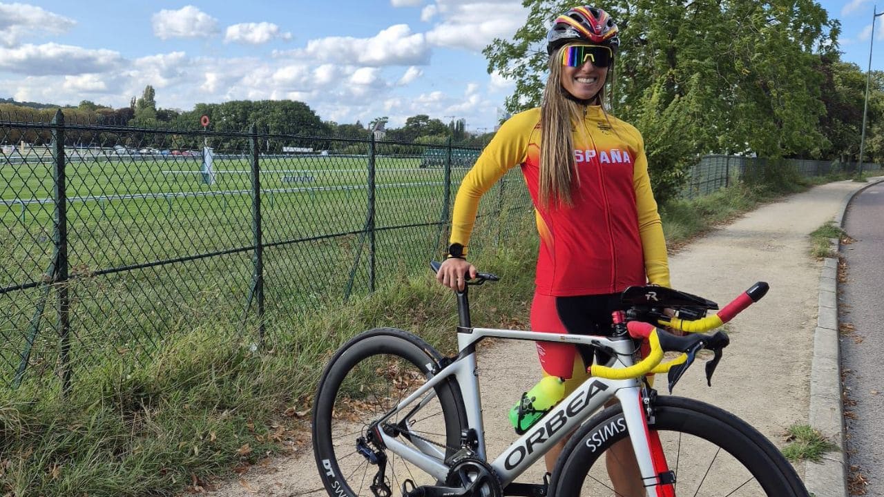 Marta Francés, medalla de plata en los Juegos de París 2024, cambia el triatlón paralímpico por el ciclismo