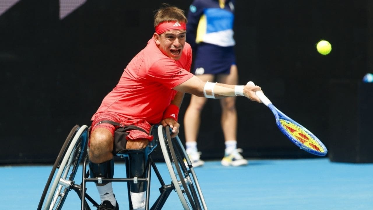 Martín de la Puente gana el torneo de dobles del Victoria Open de tenis en silla de ruedas.