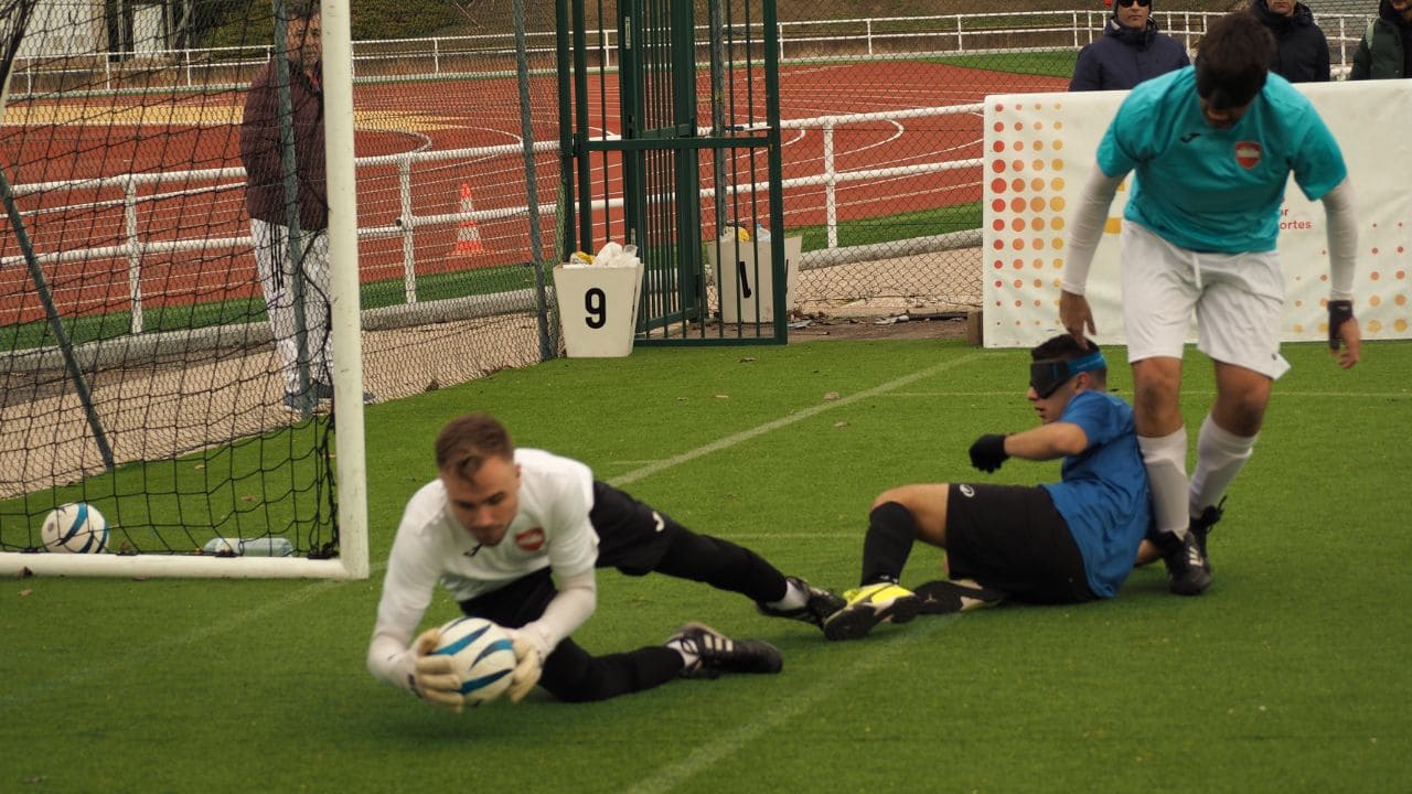 Partido entre Madrid y Barcelona de la liga de fútbol para ciegos