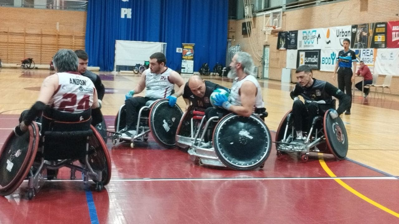 Partido entre Zuzenak y Dragones de la liga de rugby en silla de ruedas