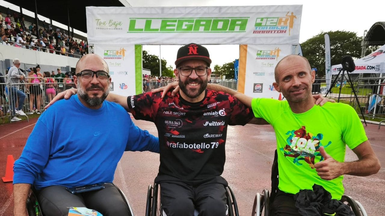 Rafa Botello junto a dos rivales tras la llegada a meta en la maratón de Toa Baja en Puerto Rico