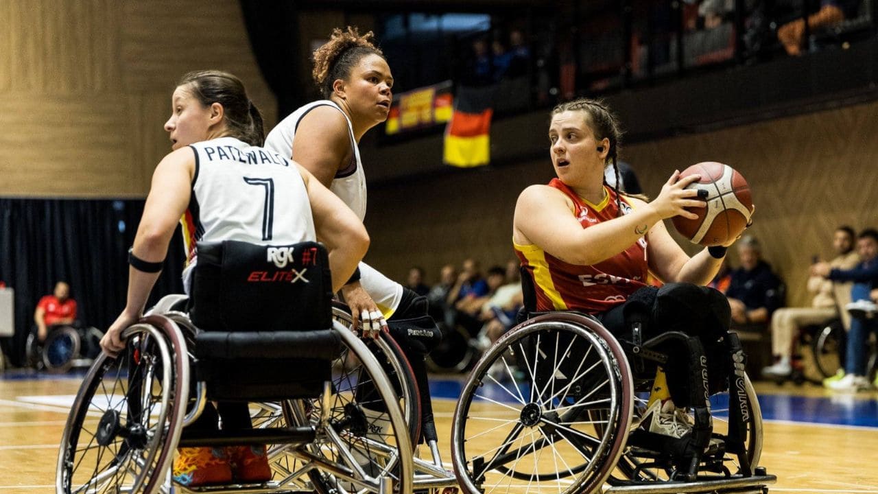 Sara Revuelta en un partido con España en el Europeo de Sarajevo en 2025