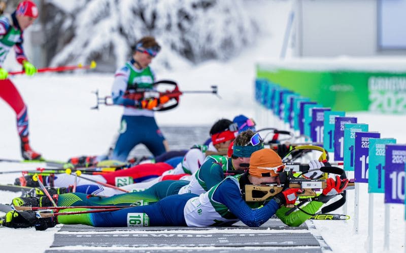 El biatlón paralímpico, resistencia con los esquíes y precisión sobre la nieve con la carabina