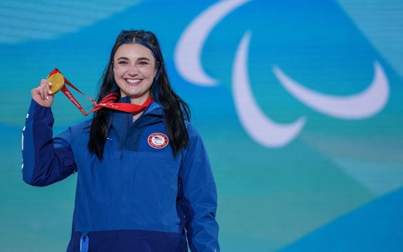 Brenna Huckaby con la medalla de oro en los Juegos Paralímpicos de Pekín 2022