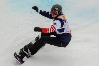 Brenna Huckaby, la rider que venció al cáncer y desafía la nieve sobre la tabla