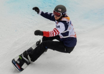 Brenna Huckaby, la rider que venció al cáncer y desafía la nieve sobre la tabla
