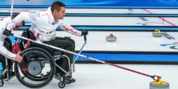 El curling en silla de ruedas, disciplina, precisión y estrategia sobre hielo