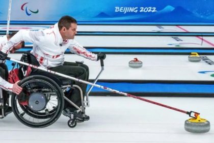El curling en silla de ruedas, disciplina, precisión y estrategia sobre hielo