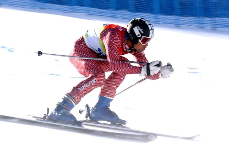 Eric Villalón durante una prueba de esquí alpino paralímpico para ciegos