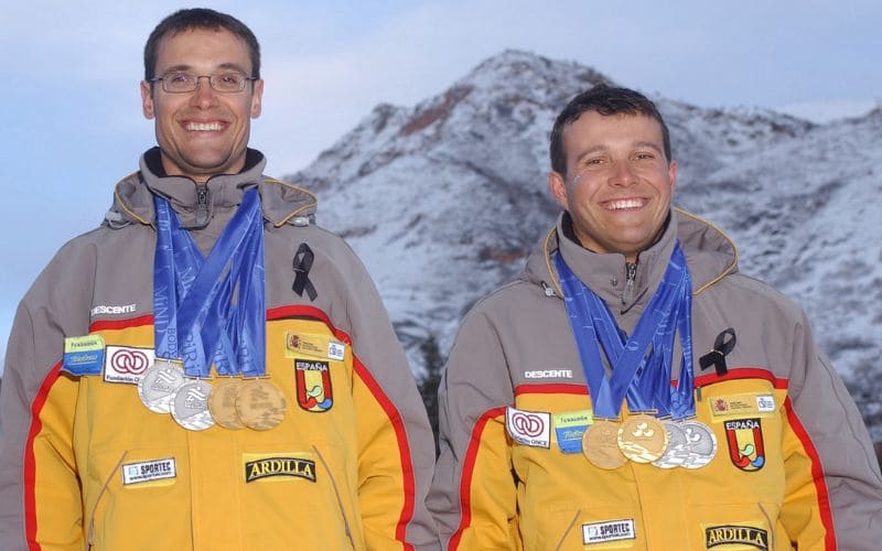 Eric Villalón y Pere Comet con las medallas paralímpicas en Salt Lake 2002. Foto de Javier Regueros