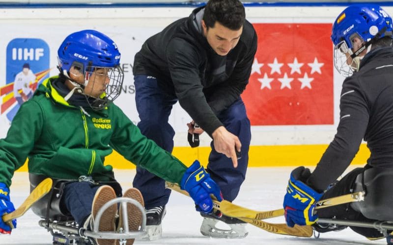 España se sube al trineo y da sus primeros pasos en el hockey sobre hielo paralímpico