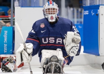 Jen Lee es el portero de Estados Unidos en hockey sobre hielo paralímpico