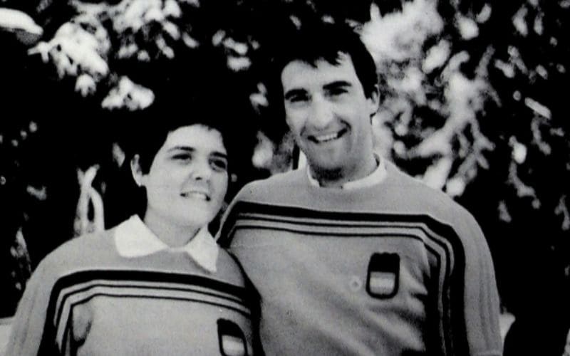 La esquiadora ciega Susana Herrera junto a su guía en los Juegos de Innsbruck 1988