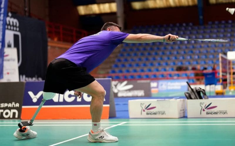 Simón Cruz durante un partido de bádminton paralímpico