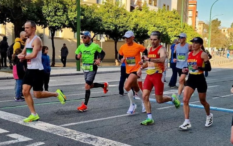 Susana Guisado con algunos compañeros durante la maratón de Sevilla