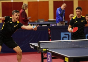 José Manuel Ruiz y Alejandro Díaz durante un partido de dobles de tenis de mesa paralímpico