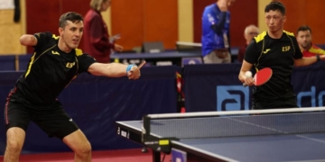 José Manuel Ruiz y Alejandro Díaz durante un partido de dobles de tenis de mesa paralímpico