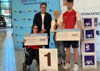 Delia Fontcuberta y Juan Ferrón sorprenden a medallistas en la Liga AXA de Natación