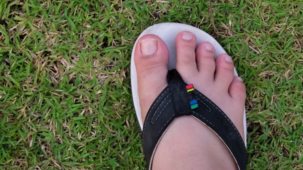 La DGT y Guardia Civil lo confirma: conducir en chanclas no es ilegal, pero te puede costar hasta 200 euros si interfiere en la conducción