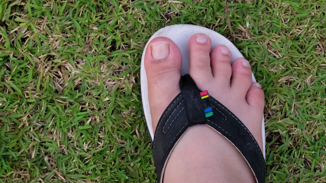 La DGT y Guardia Civil lo confirma: conducir en chanclas no es ilegal