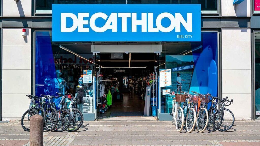 La bicicleta eléctrica urbana EK15 de Decathlon baja a 649 euros: hasta 90 kilómetros de autonomía
