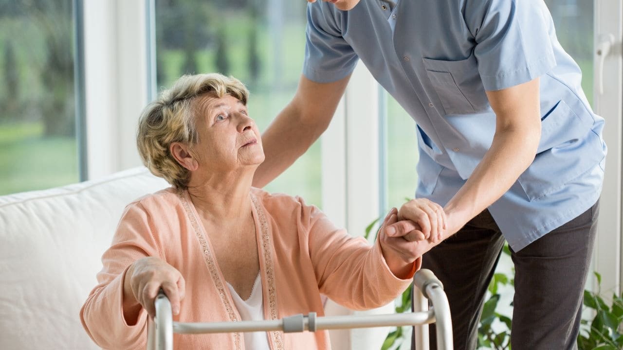 La dependencia ya permite pedir un asistente personal a cualquier edad y en cualquier grado: qué hace, cómo solicitarlo y por qué no tributa en el IRPF