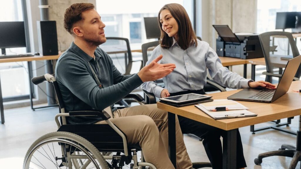 Si cuidas de un familiar con discapacidad, tu empresa también tendrá que adaptar tu puesto de trabajo