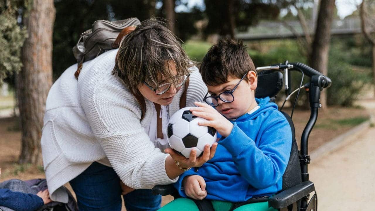 Si la persona que cuida en casa enferma o ingresa en el hospital, la administración tendrá que garantizar los cuidados: el nuevo derecho de las cuidadoras